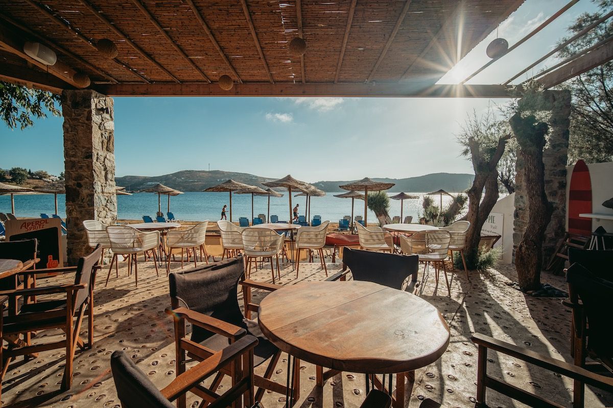 Serifos Lounge Bar   Have a swim and enjoy the sun while listening to the latest music hits and savour a tasty breakfast, snack or a nice cool drink or coffee right next to the beach in Serifos.