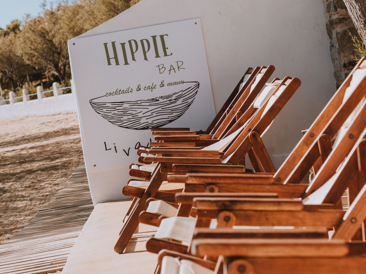 Serifos Lounge Bar   Have a swim and enjoy the sun while listening to the latest music hits and savour a tasty breakfast, snack or a nice cool drink or coffee right next to the beach in Serifos.