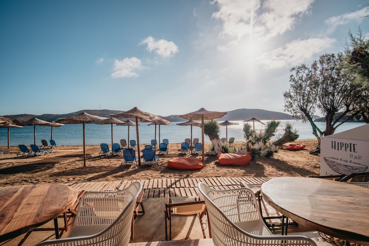 Serifos Lounge Bar   Have a swim and enjoy the sun while listening to the latest music hits and savour a tasty breakfast, snack or a nice cool drink or coffee right next to the beach in Serifos.