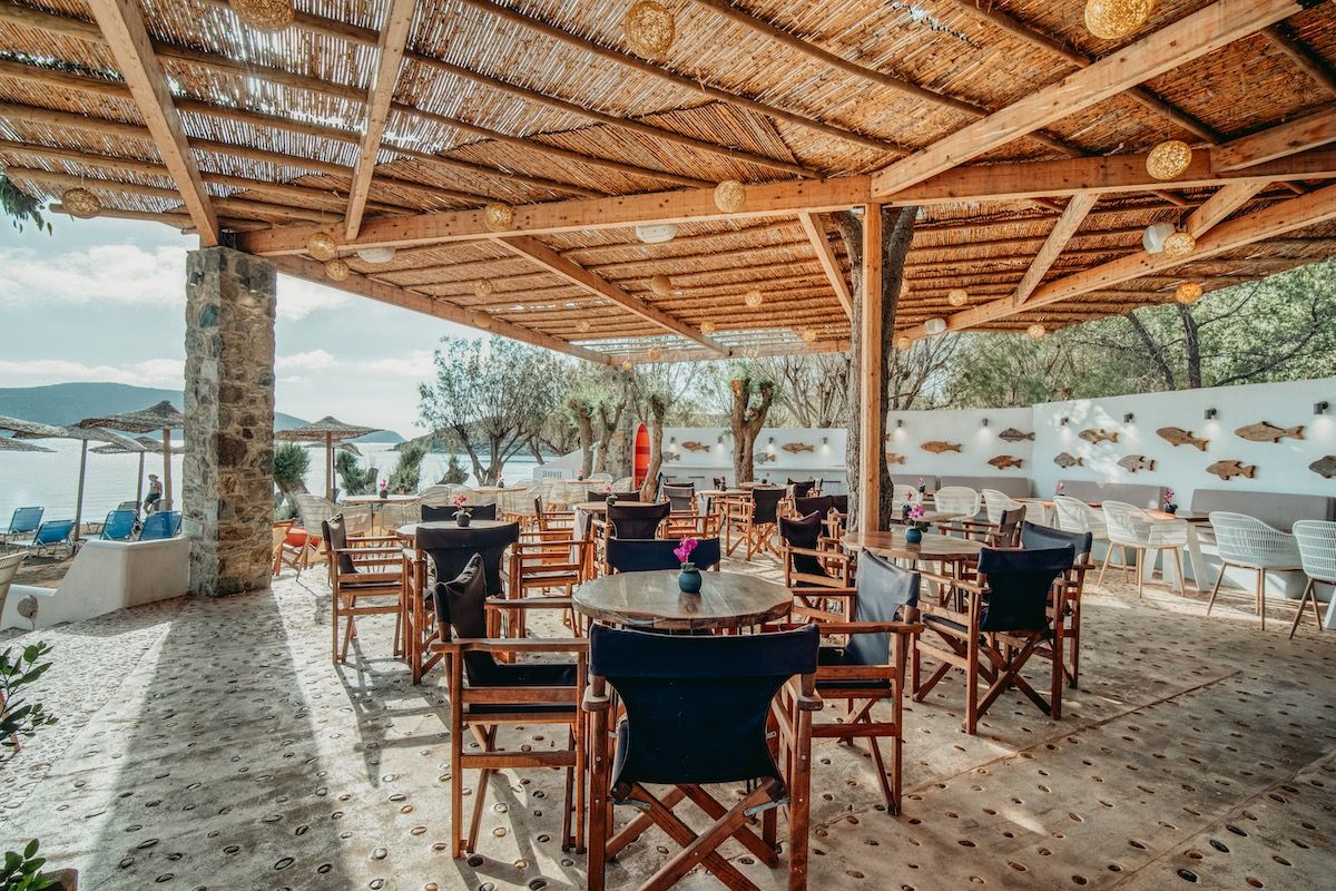 Serifos Lounge Bar   Have a swim and enjoy the sun while listening to the latest music hits and savour a tasty breakfast, snack or a nice cool drink or coffee right next to the beach in Serifos.