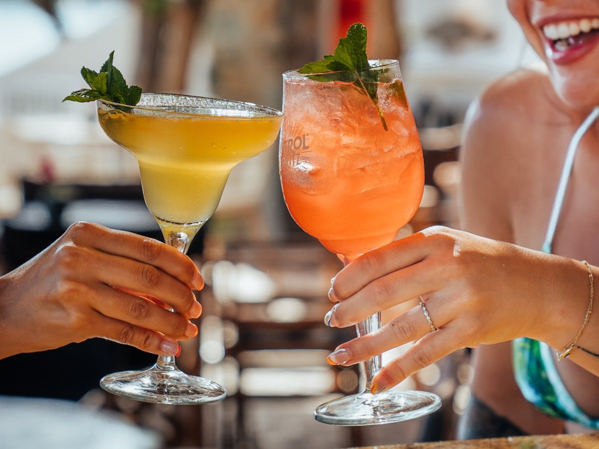 Serifos Lounge Bar   Have a swim and enjoy the sun while listening to the latest music hits and savour a tasty breakfast, snack or a nice cool drink or coffee right next to the beach in Serifos.