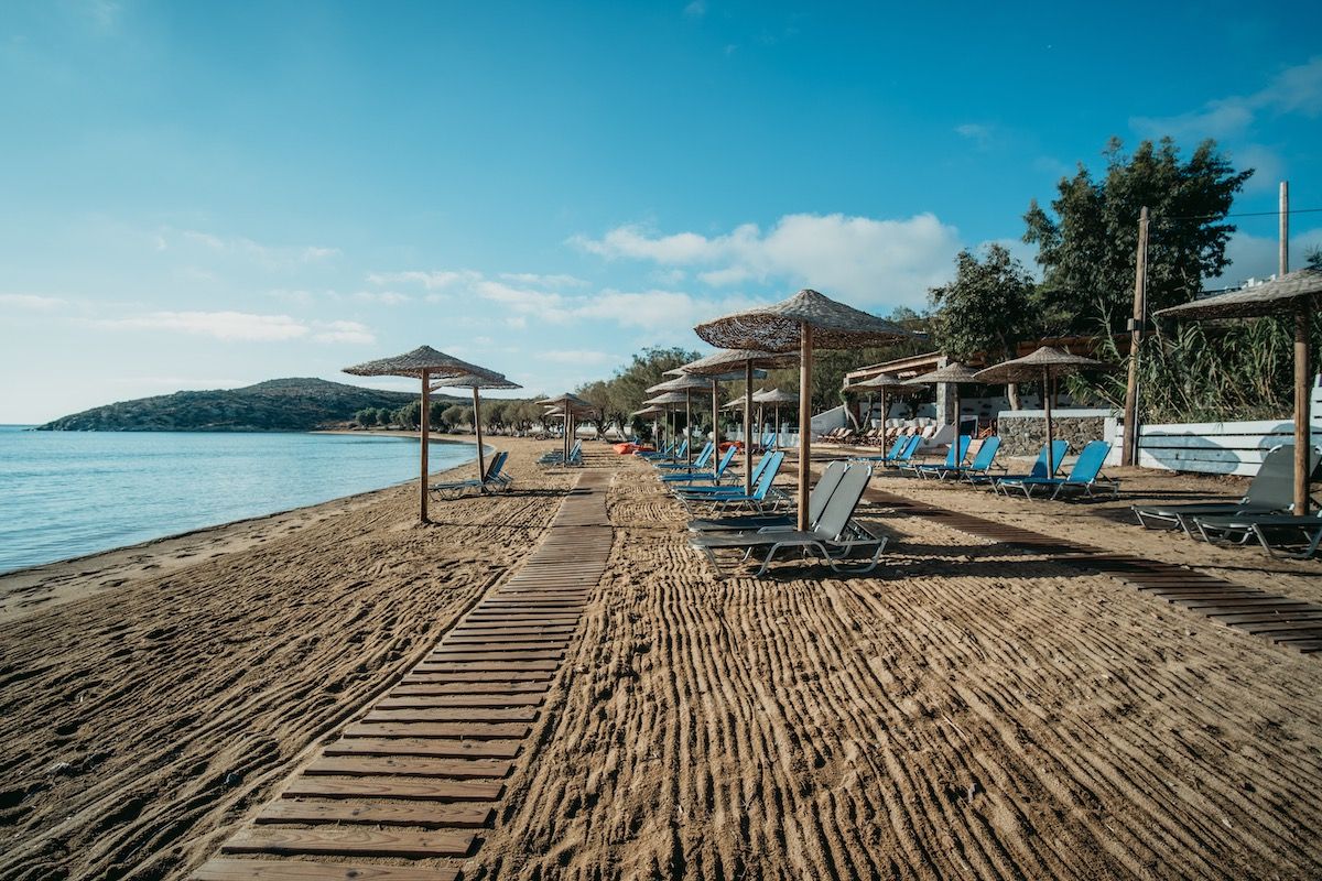 Serifos Lounge Bar   Have a swim and enjoy the sun while listening to the latest music hits and savour a tasty breakfast, snack or a nice cool drink or coffee right next to the beach in Serifos.