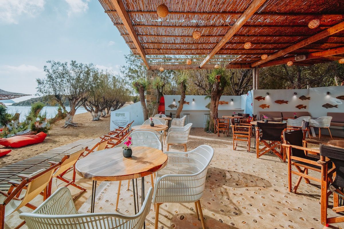 Serifos Lounge Bar   Have a swim and enjoy the sun while listening to the latest music hits and savour a tasty breakfast, snack or a nice cool drink or coffee right next to the beach in Serifos.