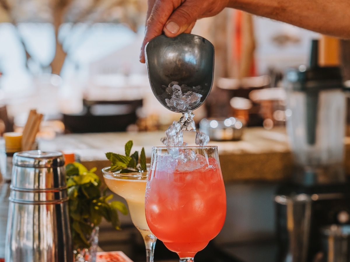 Serifos Lounge Bar   Have a swim and enjoy the sun while listening to the latest music hits and savour a tasty breakfast, snack or a nice cool drink or coffee right next to the beach in Serifos.