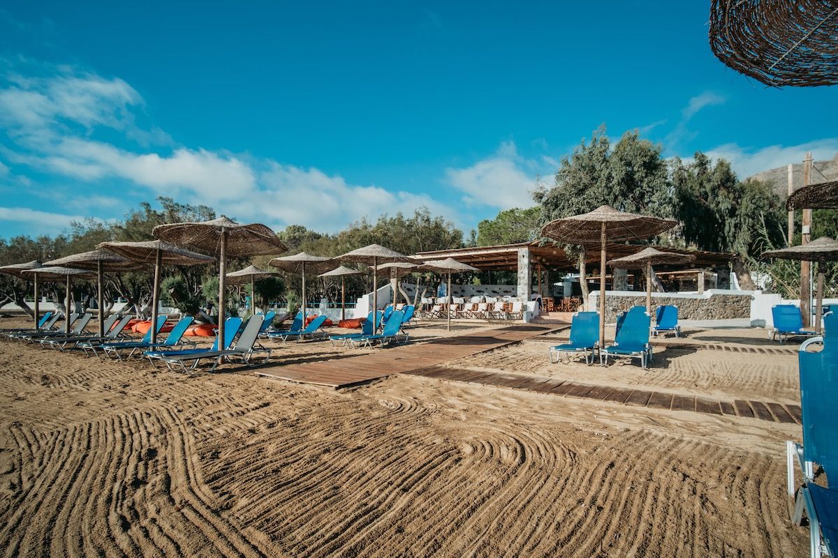 Serifos Lounge Bar   Have a swim and enjoy the sun while listening to the latest music hits and savour a tasty breakfast, snack or a nice cool drink or coffee right next to the beach in Serifos.
