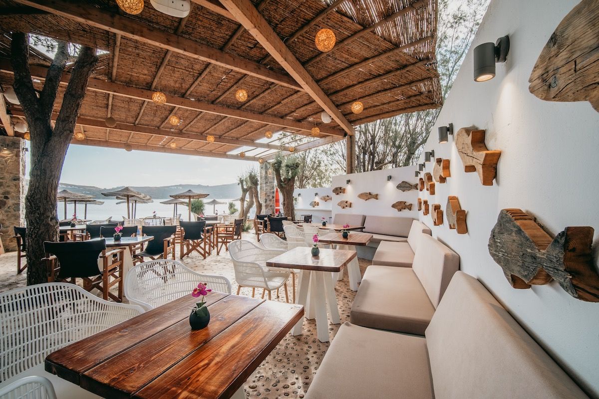Serifos Lounge Bar   Have a swim and enjoy the sun while listening to the latest music hits and savour a tasty breakfast, snack or a nice cool drink or coffee right next to the beach in Serifos.