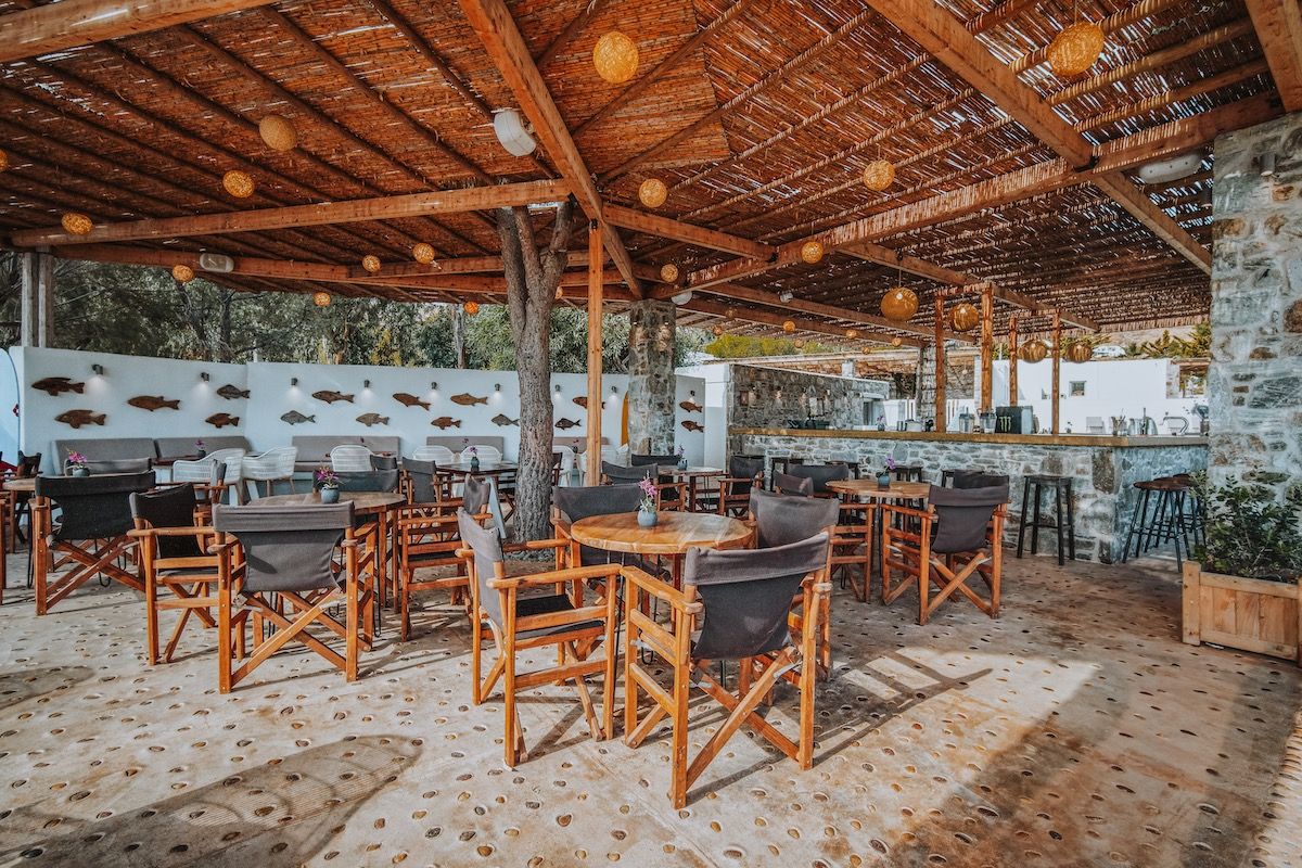 Serifos Lounge Bar   Have a swim and enjoy the sun while listening to the latest music hits and savour a tasty breakfast, snack or a nice cool drink or coffee right next to the beach in Serifos.