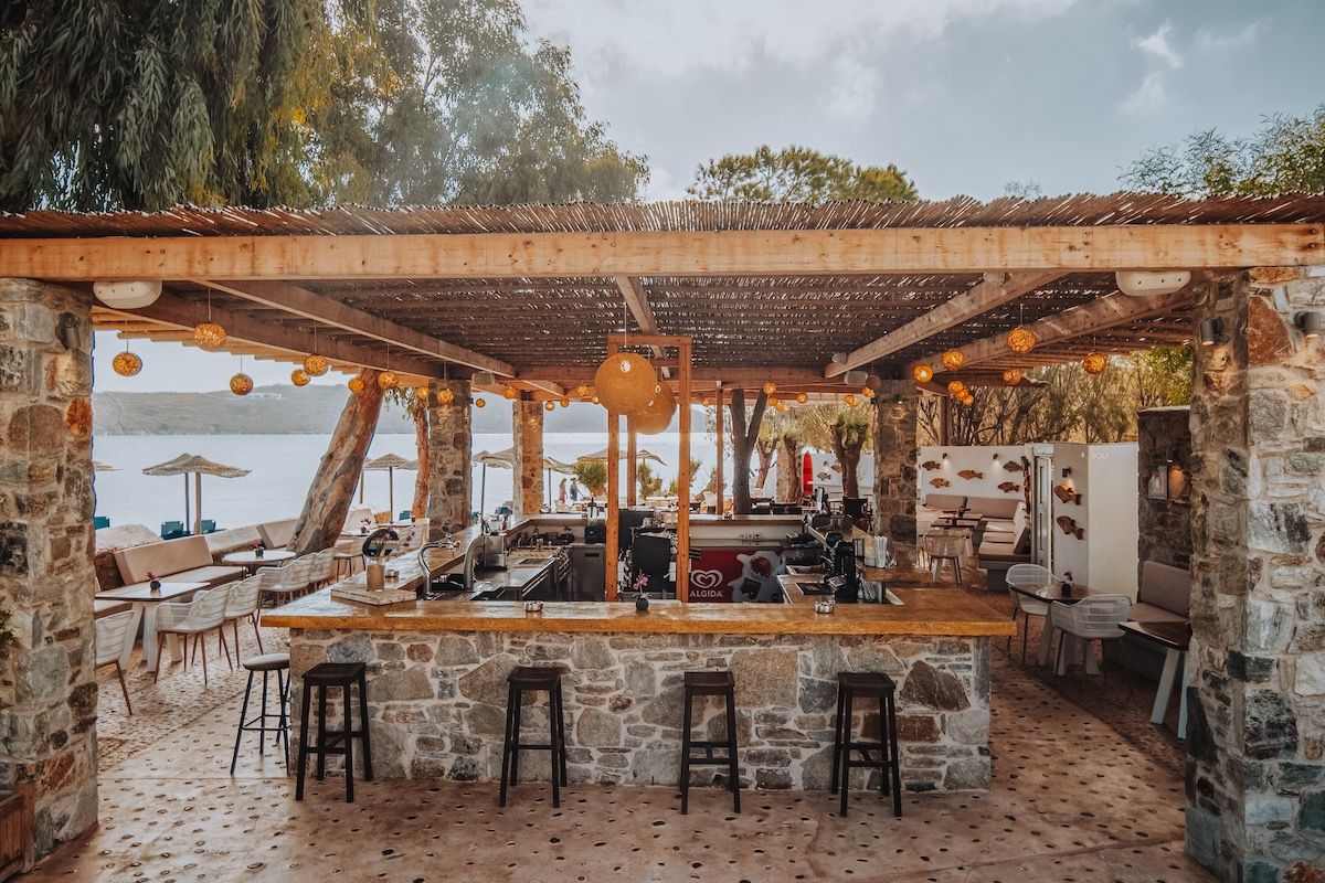 Serifos Lounge Bar   Have a swim and enjoy the sun while listening to the latest music hits and savour a tasty breakfast, snack or a nice cool drink or coffee right next to the beach in Serifos.