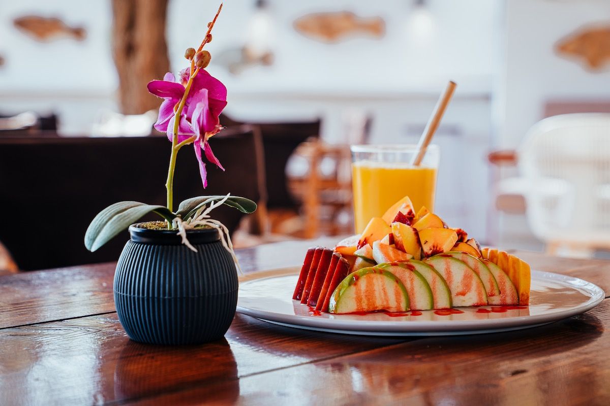 Serifos Lounge Bar   Have a swim and enjoy the sun while listening to the latest music hits and savour a tasty breakfast, snack or a nice cool drink or coffee right next to the beach in Serifos.