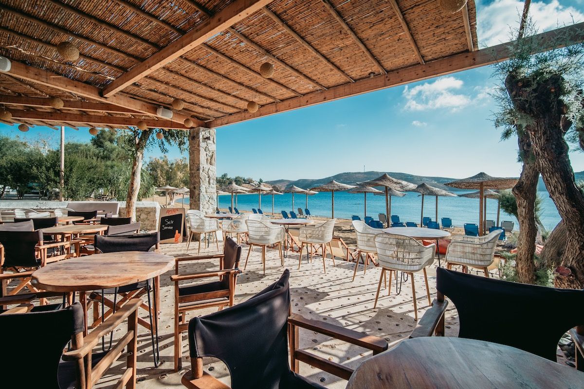 Serifos Lounge Bar   Have a swim and enjoy the sun while listening to the latest music hits and savour a tasty breakfast, snack or a nice cool drink or coffee right next to the beach in Serifos.